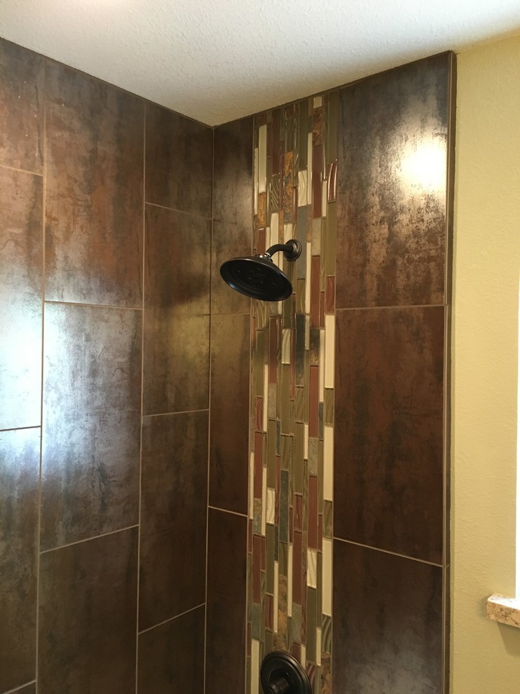 Idee per una stanza da bagno chic di medie dimensioni con WC monopezzo, piastrelle marroni, piastrelle in gres porcellanato, pareti verdi e pavimento in gres porcellanato