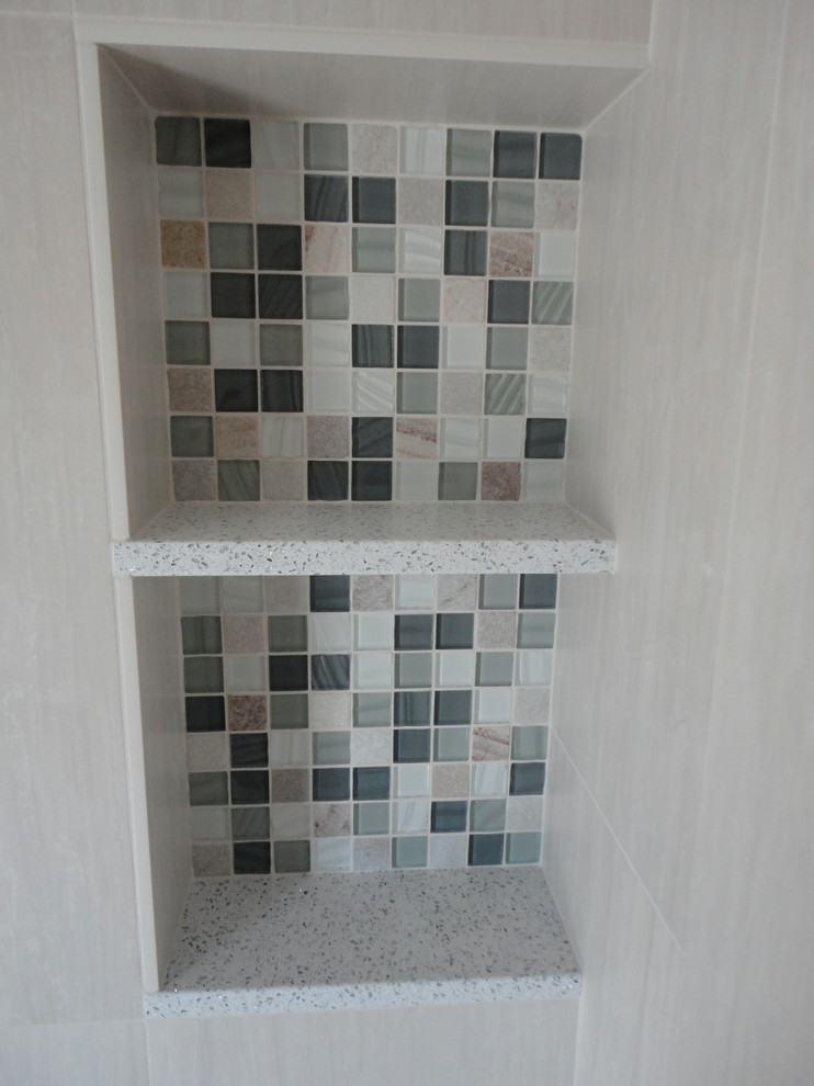 Idéer för ett litet modernt en-suite badrum, med vit kakel, porslinskakel, en öppen dusch och klinkergolv i småsten
