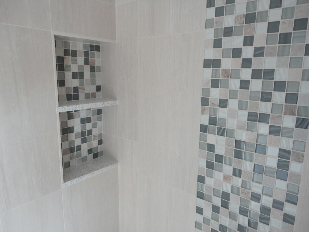 Kleines Modernes Badezimmer En Suite mit weißen Fliesen, Porzellanfliesen, offener Dusche und Kiesel-Bodenfliesen in Tampa