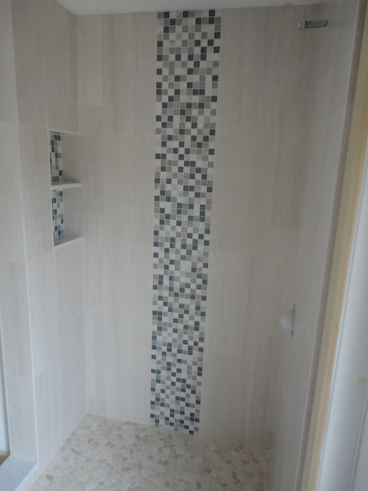 Idéer för ett litet modernt en-suite badrum, med vit kakel, porslinskakel, en öppen dusch och klinkergolv i småsten