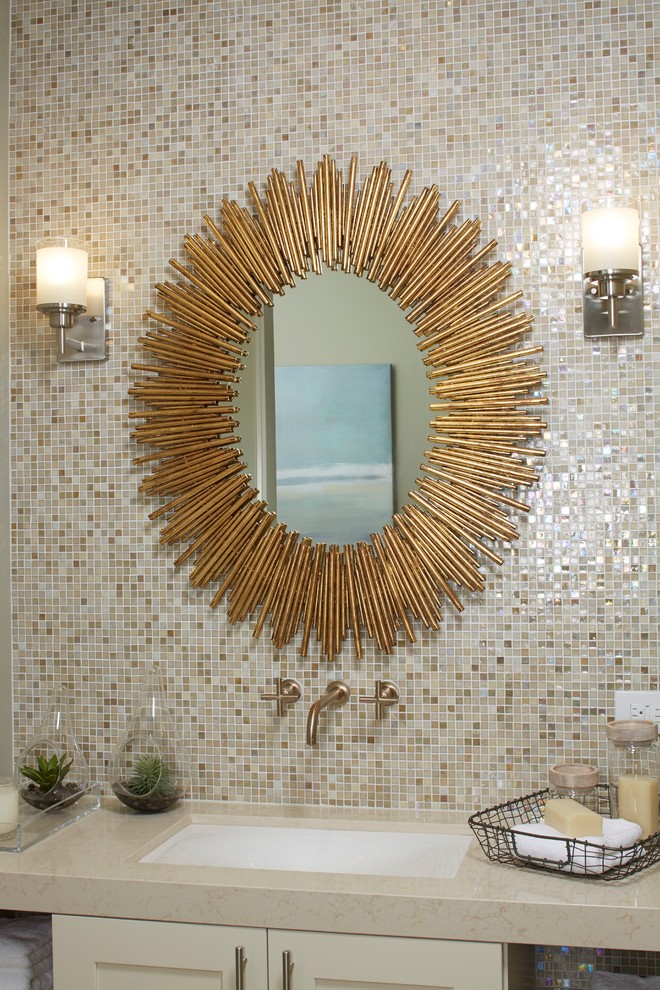 Idee per una stanza da bagno con doccia chic di medie dimensioni con piastrelle beige, lavabo sottopiano, ante in stile shaker, ante bianche, piastrelle a mosaico, pareti multicolore e top in pietra calcarea