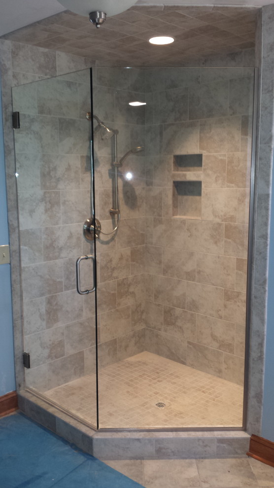 Foto di una stanza da bagno padronale classica di medie dimensioni con doccia ad angolo, piastrelle multicolore, piastrelle in ceramica e pavimento con piastrelle in ceramica