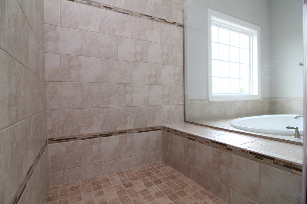Idéer för att renovera ett stort vintage en-suite badrum, med luckor med infälld panel, vita skåp, ett hörnbadkar, en hörndusch, en toalettstol med hel cisternkåpa, beige kakel, keramikplattor, beige väggar och klinkergolv i keramik