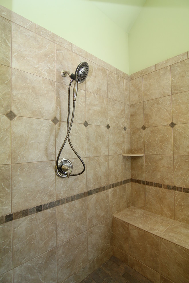 Пример оригинального дизайна: большая главная ванная комната в классическом стиле с фасадами с выступающей филенкой, темными деревянными фасадами, ванной в нише, угловым душем, унитазом-моноблоком, бежевой плиткой, керамической плиткой, зелеными стенами и полом из керамической плитки