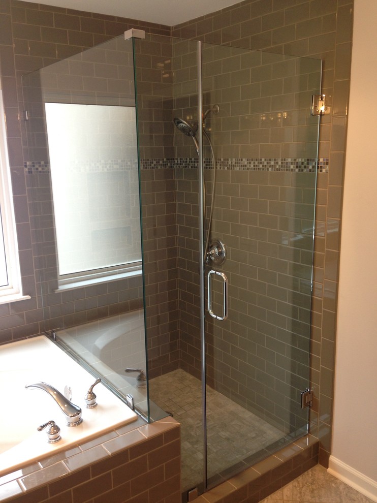 Diseño de cuarto de baño actual pequeño con ducha esquinera y baldosas y/o azulejos beige