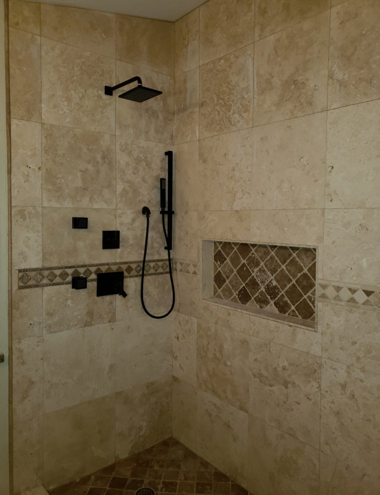 На фото: ванная комната в средиземноморском стиле с открытым душем, бежевой плиткой, керамической плиткой и открытым душем с