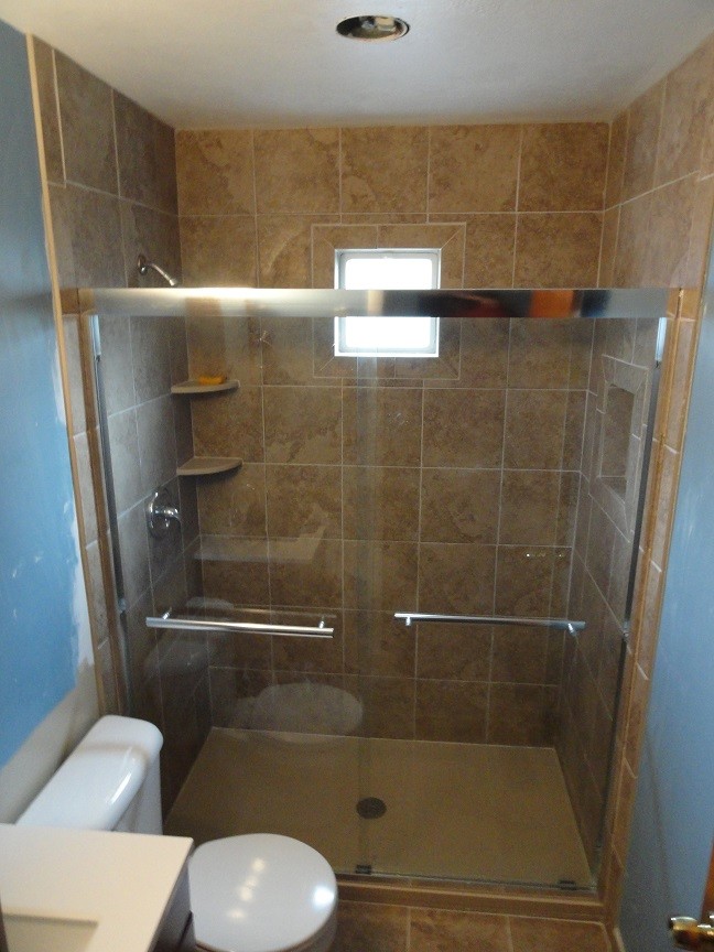 Idéer för att renovera ett mellanstort 50 tals en-suite badrum, med en dusch i en alkov, beige kakel, porslinskakel och klinkergolv i porslin