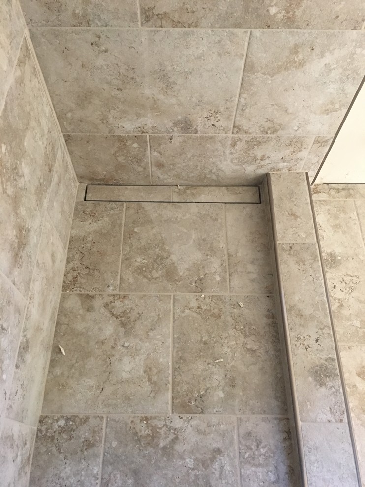 Esempio di una stanza da bagno contemporanea con piastrelle beige, piastrelle in gres porcellanato, pareti beige e pavimento in gres porcellanato