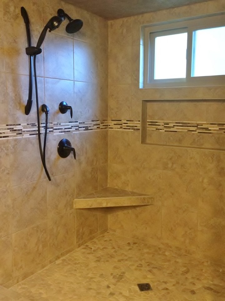 Ejemplo de cuarto de baño principal tradicional con sanitario de dos piezas, baldosas y/o azulejos beige, baldosas y/o azulejos de porcelana, paredes beige y suelo de baldosas tipo guijarro