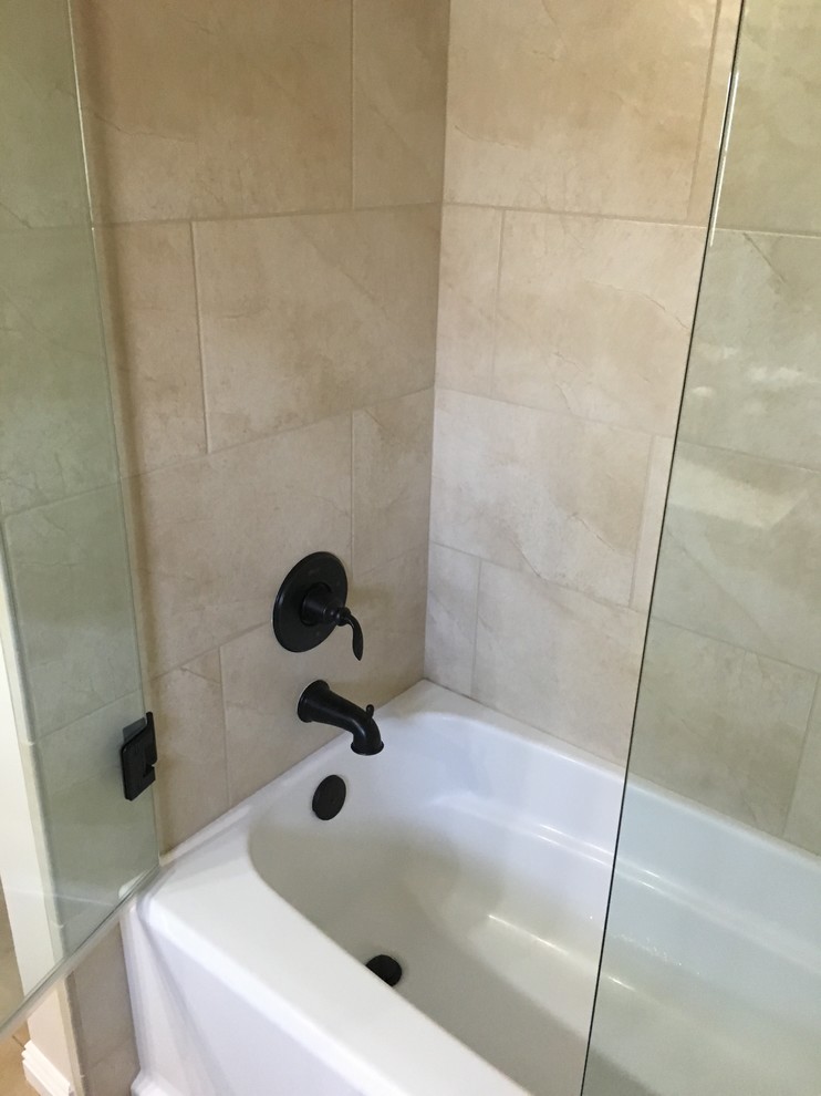 Immagine di una stanza da bagno chic di medie dimensioni con WC a due pezzi, piastrelle beige, piastrelle in gres porcellanato, pareti beige e pavimento in gres porcellanato