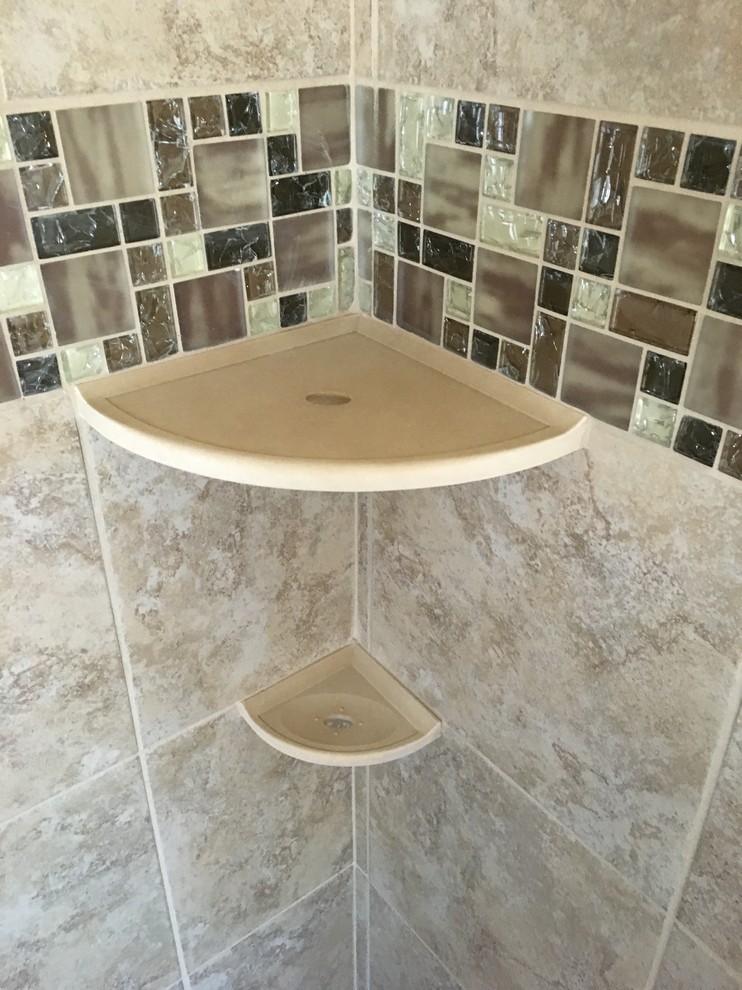 Immagine di una stanza da bagno design con WC a due pezzi, piastrelle beige, piastrelle in gres porcellanato, pareti beige e pavimento in gres porcellanato