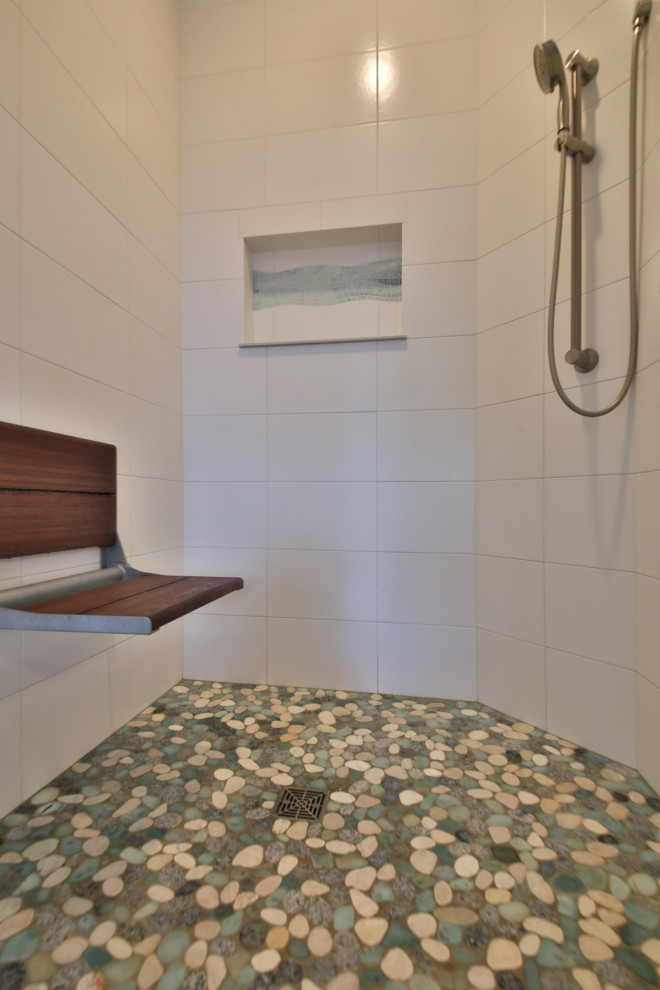 Inspiration för stora moderna grått en-suite badrum, med skåp i shakerstil, gula skåp, ett fristående badkar, en dusch i en alkov, en toalettstol med separat cisternkåpa, vit kakel, porslinskakel, gröna väggar, klinkergolv i småsten, ett undermonterad handfat, bänkskiva i betong, flerfärgat golv och med dusch som är öppen
