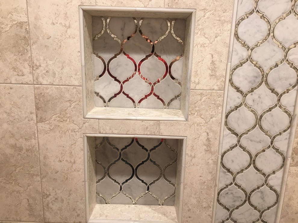 Ejemplo de cuarto de baño contemporáneo grande con ducha abierta, suelo con mosaicos de baldosas, aseo y ducha, baldosas y/o azulejos beige y baldosas y/o azulejos de porcelana