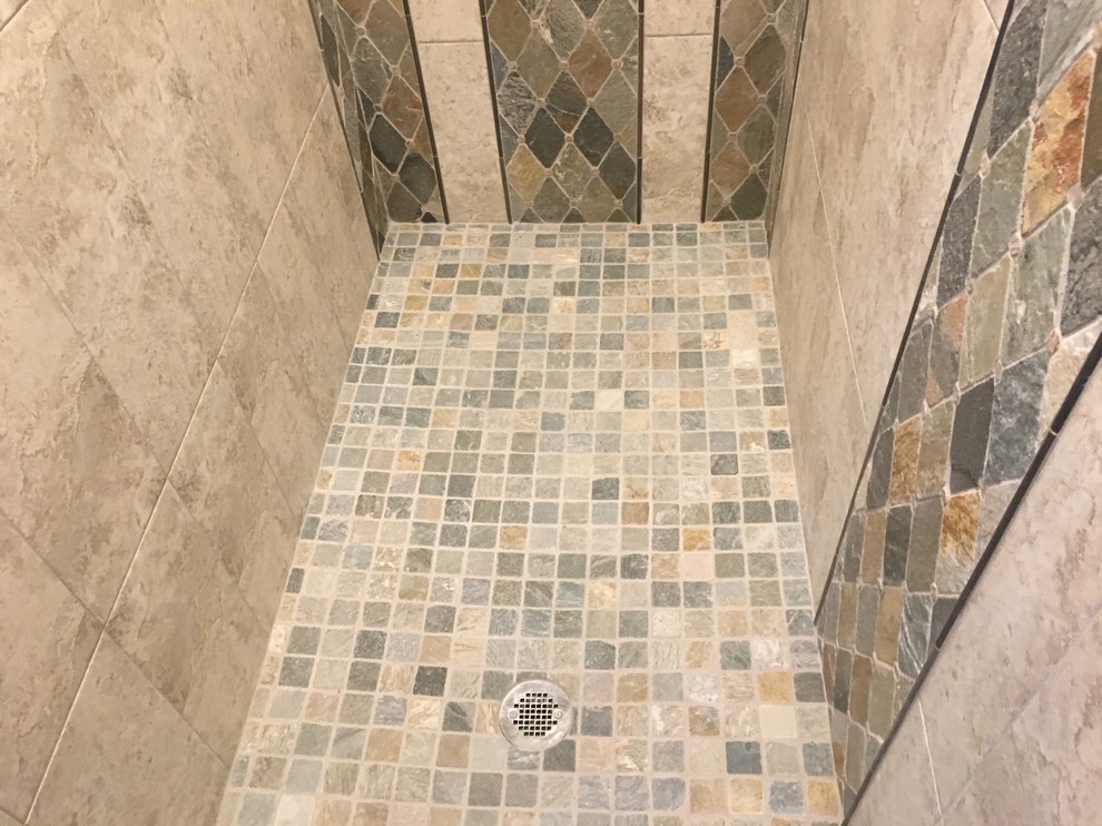 Großes Klassisches Duschbad mit offener Dusche, Keramikfliesen, beigen Fliesen und Mosaik-Bodenfliesen in Milwaukee