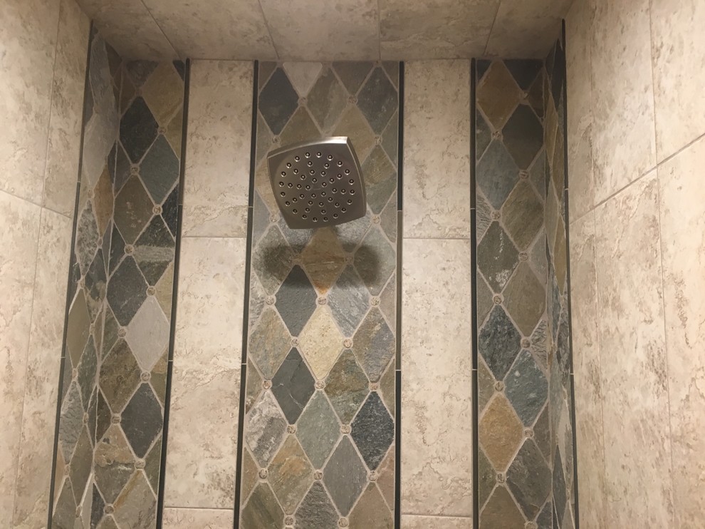 Foto de cuarto de baño tradicional grande con ducha abierta, baldosas y/o azulejos de cerámica, aseo y ducha, baldosas y/o azulejos beige y suelo con mosaicos de baldosas