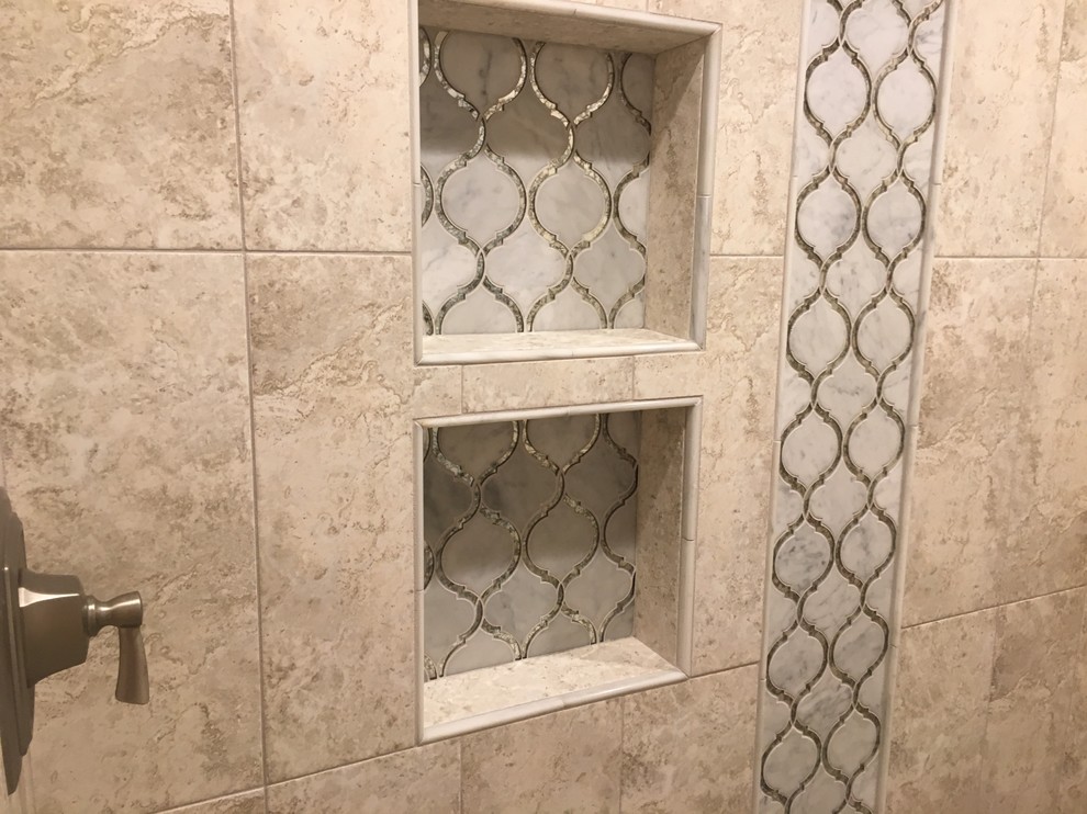 Klassisk inredning av ett stort badrum med dusch, med en öppen dusch, mosaikgolv, beige kakel och porslinskakel