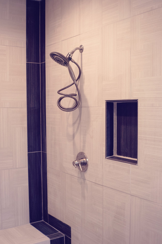 Esempio di una stanza da bagno moderna con doccia ad angolo