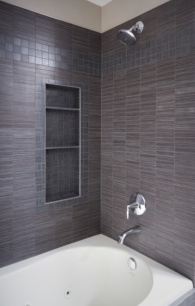 Immagine di una stanza da bagno padronale contemporanea di medie dimensioni con vasca ad alcova, vasca/doccia e piastrelle nere