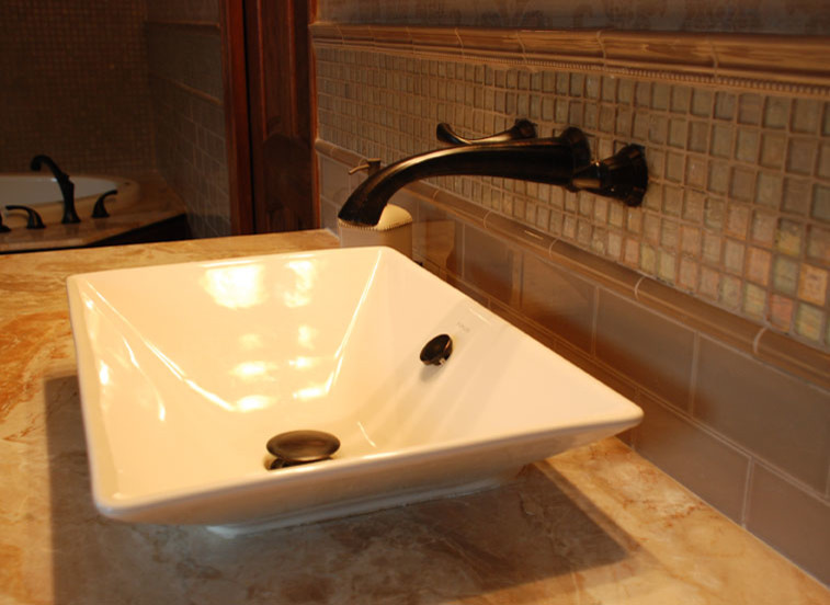 Inspiration för moderna badrum, med mosaik, ett fristående handfat och bänkskiva i kalksten