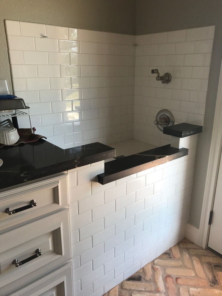 Foto de cuarto de baño de estilo de casa de campo con ducha esquinera, baldosas y/o azulejos blancos y baldosas y/o azulejos de cemento