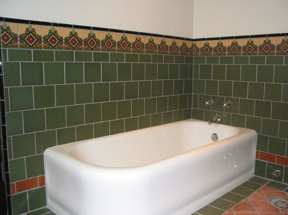 Mittelgroßes Stilmix Badezimmer En Suite mit Einbaubadewanne, beigen Fliesen, grünen Fliesen, orangen Fliesen, weißer Wandfarbe und Falttür-Duschabtrennung in Los Angeles