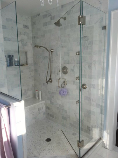 Klassisk inredning av ett en-suite badrum, med skåp i shakerstil, skåp i mellenmörkt trä, en dusch i en alkov, blå väggar, ett undermonterad handfat, marmorbänkskiva, vitt golv och dusch med gångjärnsdörr