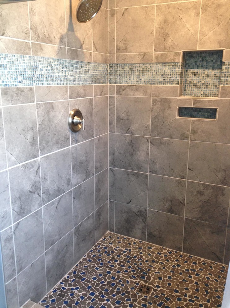 Идея дизайна: ванная комната в стиле модернизм с серой плиткой