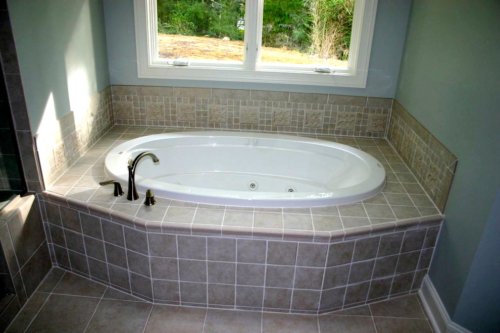 На фото: ванная комната в классическом стиле с серой плиткой, керамической плиткой, накладной ванной и полом из керамической плитки
