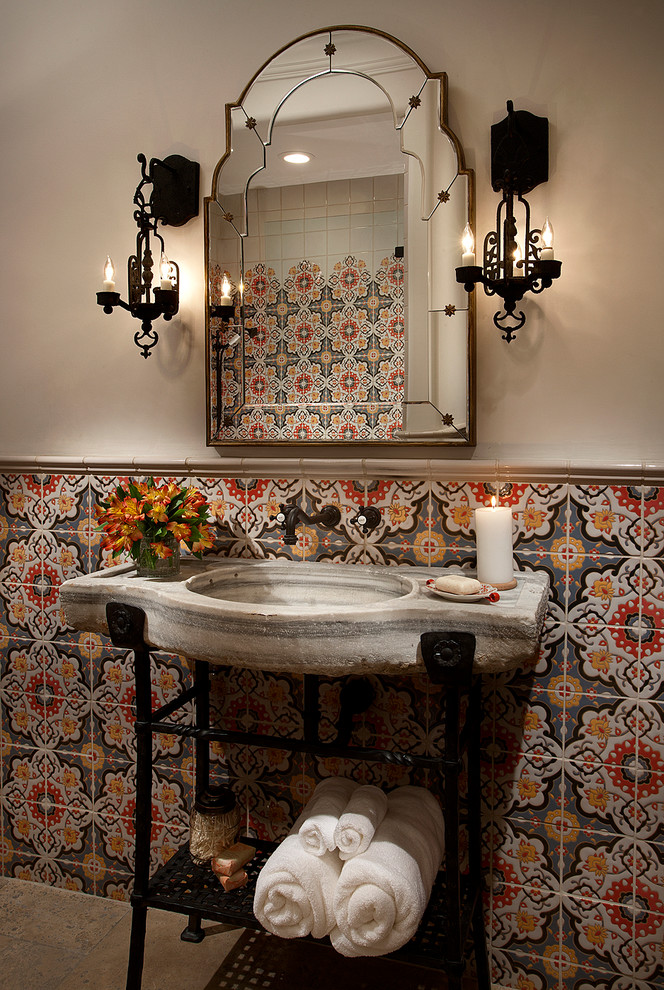 На фото: огромная ванная комната в средиземноморском стиле с бежевыми стенами, плоскими фасадами, темными деревянными фасадами, отдельно стоящей ванной, двойным душем, унитазом-моноблоком, бежевой плиткой, плиткой мозаикой, полом из травертина, душевой кабиной, настольной раковиной, столешницей из гранита и зеркалом с подсветкой с
