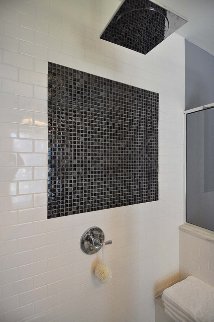 Foto di una stanza da bagno padronale moderna di medie dimensioni con doccia a filo pavimento, piastrelle bianche, piastrelle in ceramica e pavimento in cemento