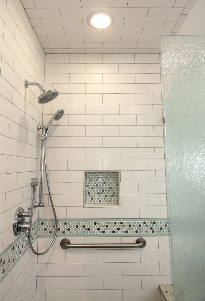 Foto de cuarto de baño principal clásico renovado de tamaño medio con ducha a ras de suelo, baldosas y/o azulejos blancos, baldosas y/o azulejos de cerámica y suelo de cemento