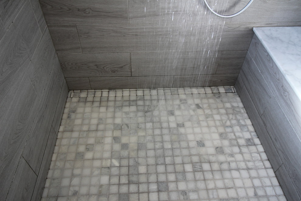 Ejemplo de cuarto de baño principal tradicional renovado de tamaño medio con ducha a ras de suelo, baldosas y/o azulejos blancos, baldosas y/o azulejos de cerámica y suelo de cemento