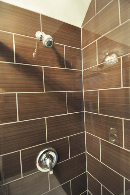Imagen de cuarto de baño principal moderno de tamaño medio con ducha a ras de suelo, baldosas y/o azulejos blancos, baldosas y/o azulejos de cerámica y suelo de cemento