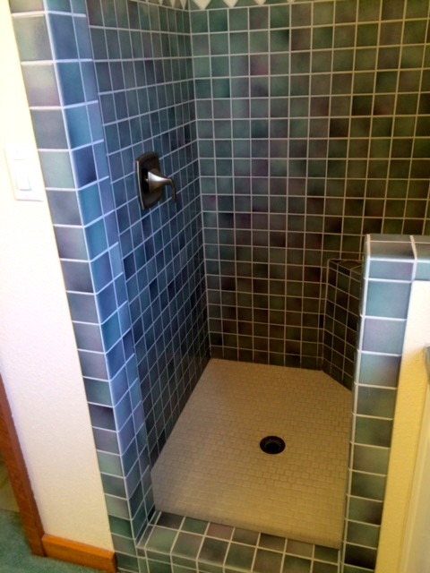 Ispirazione per una piccola stanza da bagno stile americano con piastrelle blu e piastrelle in ceramica