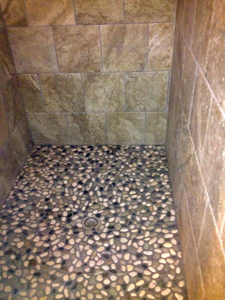 На фото: большая главная ванная комната с открытым душем, разноцветной плиткой, галечной плиткой и полом из галечной плитки с