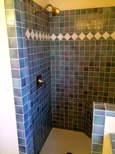 Idee per una stanza da bagno padronale american style di medie dimensioni con doccia alcova, piastrelle blu e piastrelle in ceramica
