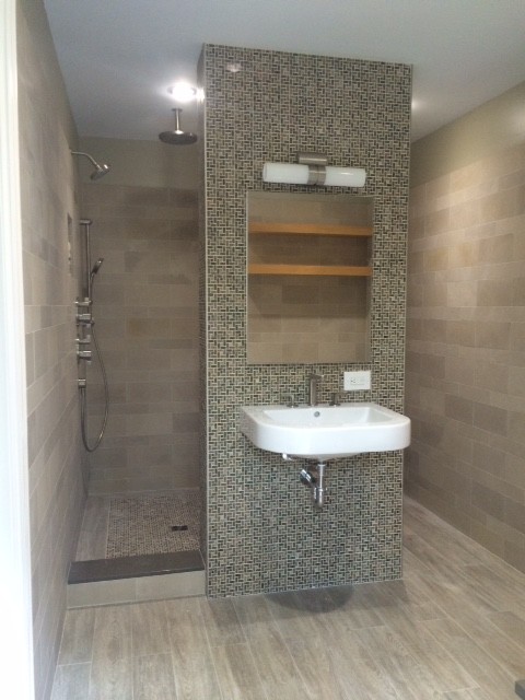 Пример оригинального дизайна: главная ванная комната среднего размера в современном стиле с открытыми фасадами, угловым душем, бежевыми стенами, деревянным полом и подвесной раковиной