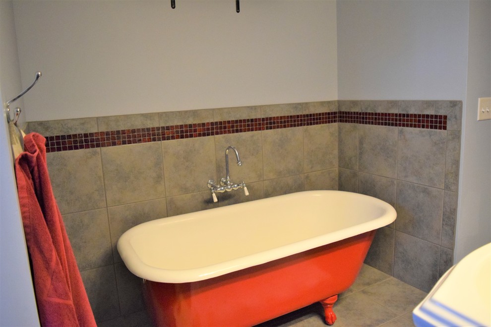 Foto de cuarto de baño principal clásico de tamaño medio con bañera con patas, baldosas y/o azulejos marrones y baldosas y/o azulejos de cerámica