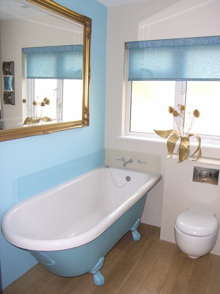 Esempio di una stanza da bagno con doccia contemporanea di medie dimensioni con vasca ad angolo, WC sospeso, piastrelle blu, pareti blu e pavimento in linoleum