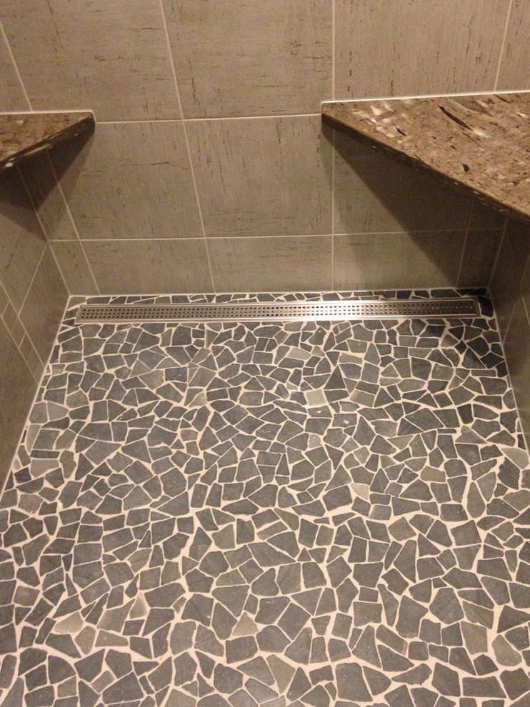 Modelo de cuarto de baño tradicional renovado de tamaño medio con ducha empotrada, baldosas y/o azulejos grises, baldosas y/o azulejos de porcelana, aseo y ducha y ducha abierta
