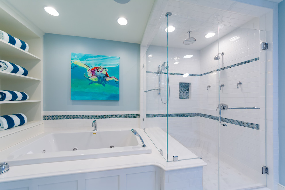 Diseño de cuarto de baño costero pequeño con ducha con puerta con bisagras