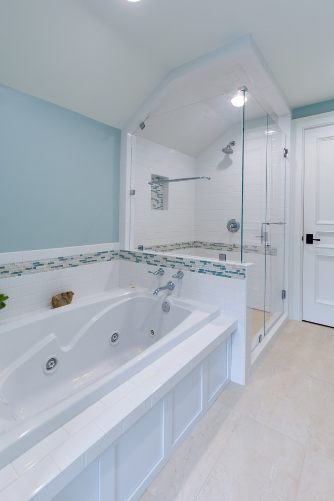 Ispirazione per una piccola stanza da bagno stile marino con porta doccia a battente