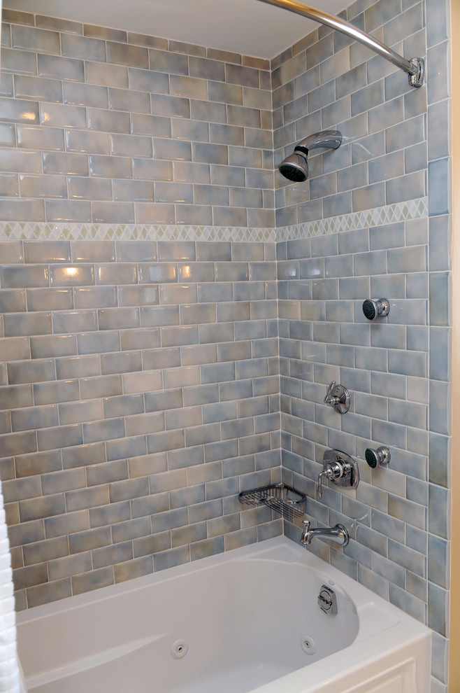 Aménagement d'une salle de bain principale classique de taille moyenne avec une baignoire en alcôve, un combiné douche/baignoire, un carrelage multicolore et un carrelage métro.