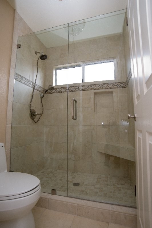 Ispirazione per una stanza da bagno con doccia moderna di medie dimensioni con doccia alcova, piastrelle beige, piastrelle in travertino, pareti beige, pavimento in travertino, pavimento beige e porta doccia a battente