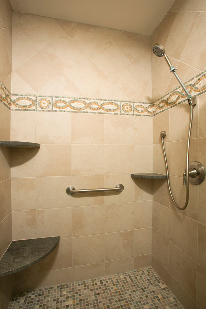 Свежая идея для дизайна: главная ванная комната среднего размера в классическом стиле с столешницей из гранита, душем в нише, бежевой плиткой, керамической плиткой и полом из мозаичной плитки - отличное фото интерьера