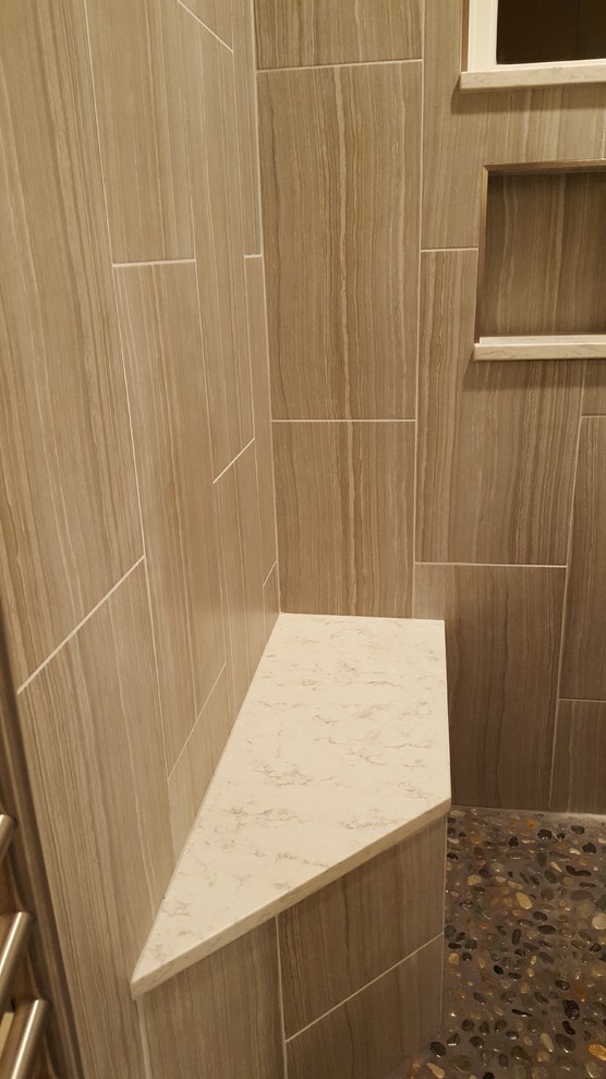 Idee per una grande stanza da bagno con doccia design con doccia alcova, WC a due pezzi, piastrelle grigie, piastrelle in ceramica, pareti beige, pavimento in gres porcellanato e lavabo a bacinella