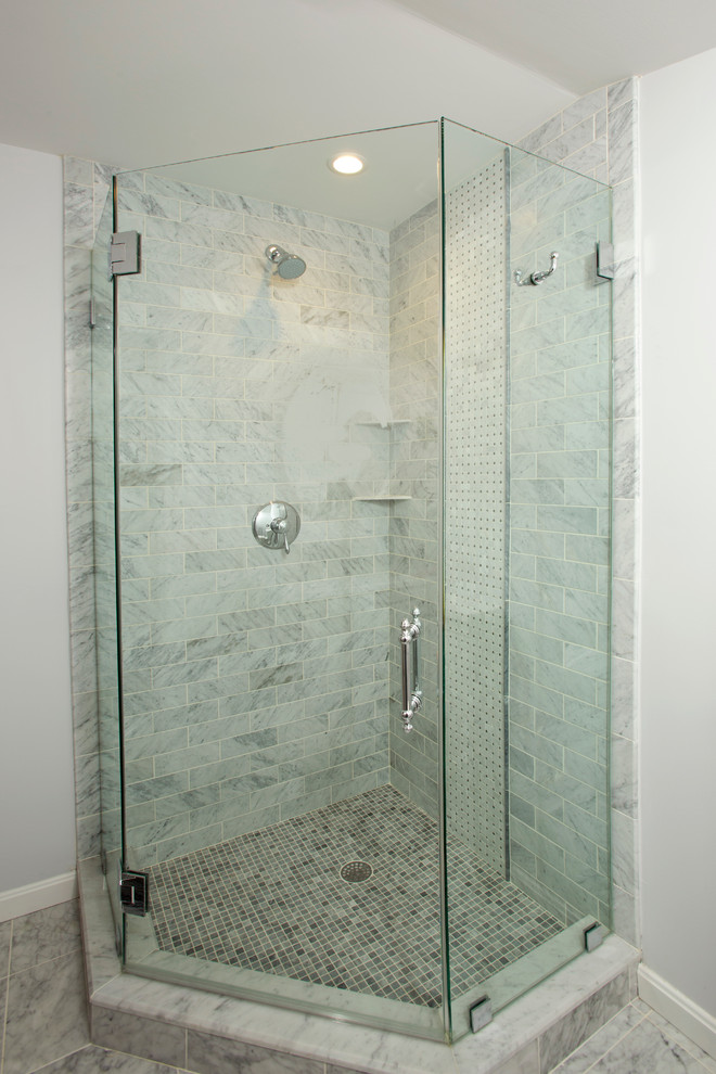 Inspiration för små klassiska badrum, med en hörndusch, vit kakel, grå väggar och klinkergolv i keramik