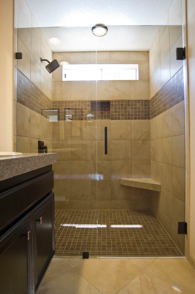 Inspiration pour une salle d'eau minimaliste de taille moyenne avec un espace douche bain, un carrelage beige, du carrelage en travertin, un mur beige, un sol en travertin, un sol beige et une cabine de douche à porte battante.