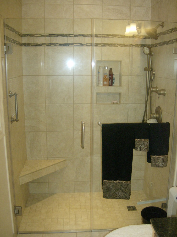 Стильный дизайн: главная ванная комната среднего размера в классическом стиле с душем в нише, бежевой плиткой, керамогранитной плиткой и полом из керамогранита - последний тренд