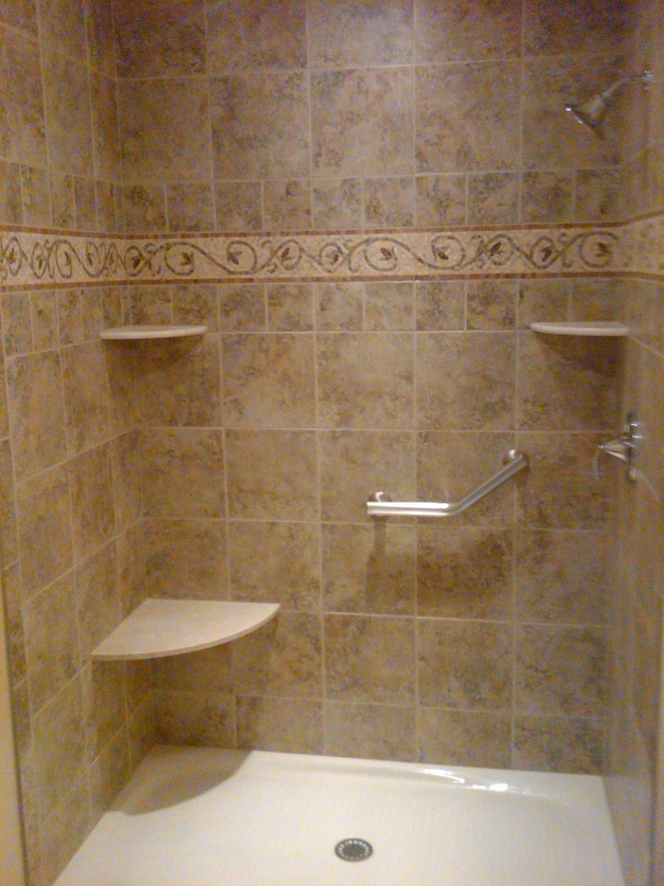 Imagen de cuarto de baño principal mediterráneo de tamaño medio con ducha empotrada, baldosas y/o azulejos beige y baldosas y/o azulejos de porcelana